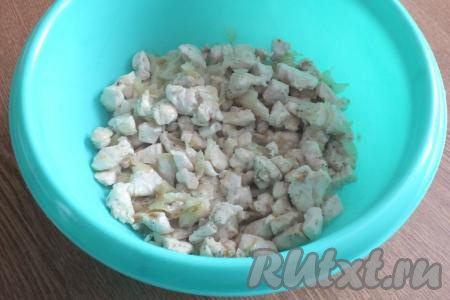 Обжаренные курицу и лук переложите в миску и дайте полностью остыть.