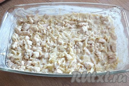 На тесто разложите ровным слоем куриную начинку.