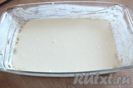 Возьмите форму для выпечки (я использовала прямоугольную форму размером 12 см на 24 см), смажьте её обильно сливочным маслом и обсыпьте панировочными сухарями (или манкой). Вылейте в форму 1/2 теста.