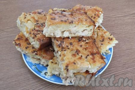 Куриный лентяй можно подавать как тёплым, так и полностью остывшим. Перед подачей нарежьте пирог порционно.