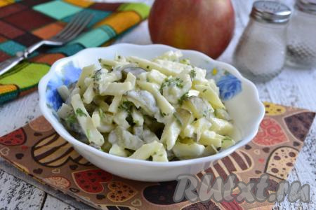 Салат с яблоками и солёными огурцами