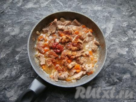 Мясо посолить, накрыть сковороду крышкой и тушить на слабом огне около 35 минут. Затем всыпать приправу, паприку, молотый перец, добавить томатную пасту, лимонный сок, сахар, перемешать.