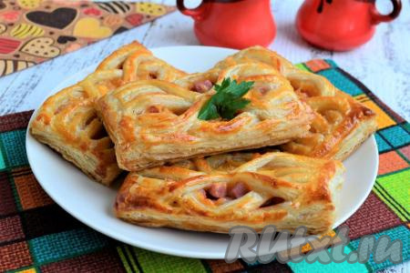 Пирожки из слоёного теста с колбасой и сыром