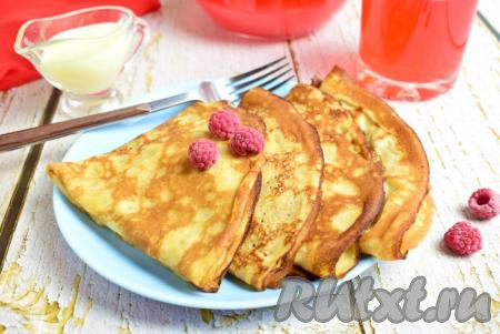 Наши вкусные, тонкие блины на молоке и крахмале готовы. Подавайте их со сметаной или сгущённым молоком. А ещё в такие блинчики можно завернуть различные начинки.