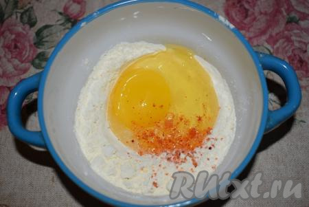 Пока маринуется филе, приготовим кляр. Для этого в глубокую миску насыпаем муку, добавляем яйцо и соль.