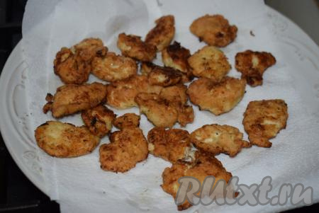 Готовые кусочки куриного филе в кляре снимаем со сковороды и выкладываем на бумажные полотенца для удаления лишнего жира. Таким же образом жарим оставшееся куриное филе (у меня получилось 3 партии и это всего из одной куриной грудки!).