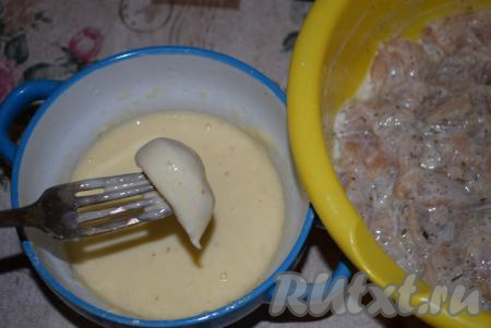 Далее можно использовать 2 варианта соединения куриного филе с кляром. Первый вариант: накалываем каждый кусочек филе на вилку и обмакиваем его в кляр. Кляр хорошо обволакивает куриное мясо и не течёт.