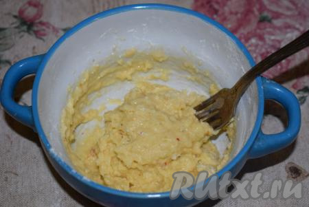 Перемешиваем муку с яйцом и солью между собой с помощью вилки, как бы замешивая не густое тесто.