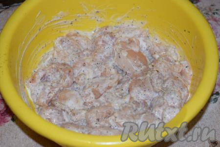 Перемешаем все ингредиенты между собой и дадим кусочкам куриного филе промариноваться, примерно, 30-40 минут.