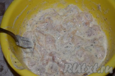 Или второй вариант: выливаем кляр в миску с нашими куриными кусочками и аккуратно перемешиваем ложкой, стараемся покрыть каждый кусочек филе кляром. Такой вариант понравился мне больше первого, ведь так гораздо проще и быстрее покрыть кляром все кусочки мяса.