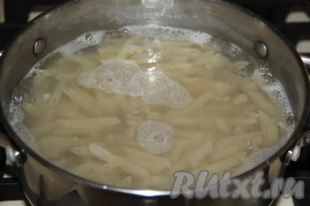 280-300 грамм сухих макарон выложить в кипящую воду, дать закипеть, а затем отварить их на небольшом огне до полуготовности (на это потребуется 3-4 минуты с момента закипания) и откинуть на дуршлаг, чтобы стекла вода. Для приготовления лазаньи понадобится грамм 700 макаронных изделий, отваренных до полуготовности.