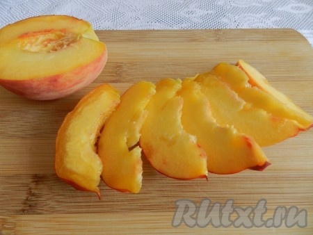 Персик нарезать на дольки, косточку удалить (в классическом рецепте "Персика Мельба" используются половинки персика).
