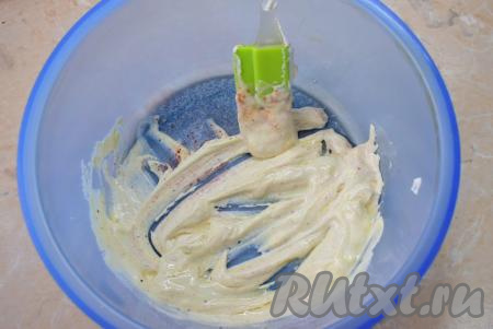 Первым делом приготовьте маринад для курицы, для этого смешайте сметану с горчицей, добавьте соль, специи, хорошо перемешайте.