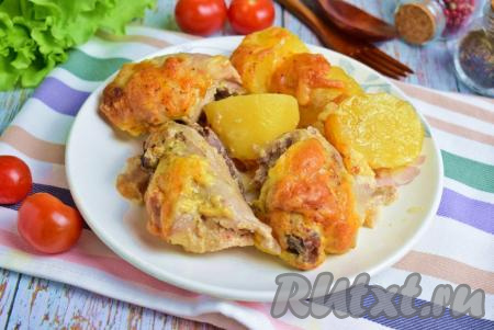 Куриные бёдра с картошкой в сметане в духовке