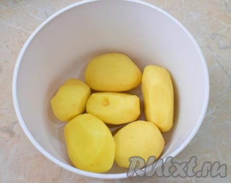 Картофель очистите от кожуры и промойте от загрязнений.