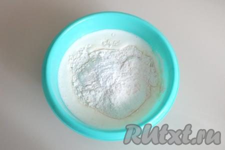 Добавьте муку, разрыхлитель.