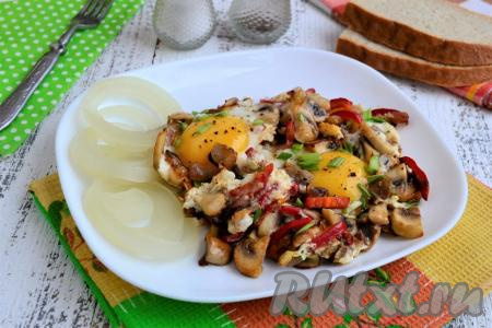 Яичница с шампиньонами и луком