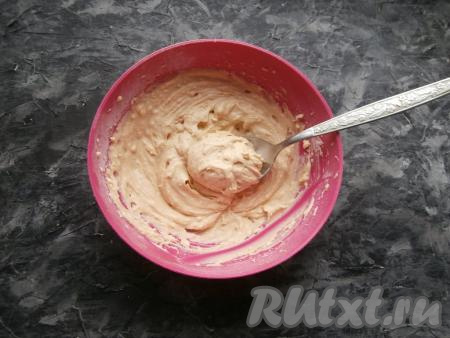 Крем из сгущёнки, масла и сметаны получается достаточно густым.
