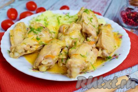 Наши вкусные, нежные, мягкие куриные крылышки, тушёные на сковороде, готовы. Подавайте их с любым гарниром, который можно полить томатно-сметанным соусом, в котором готовилось мясо.