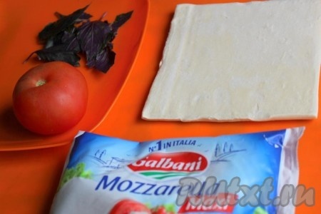 Ингредиенты для приготовления пирожков из слоеного теста с помидорами и сыром