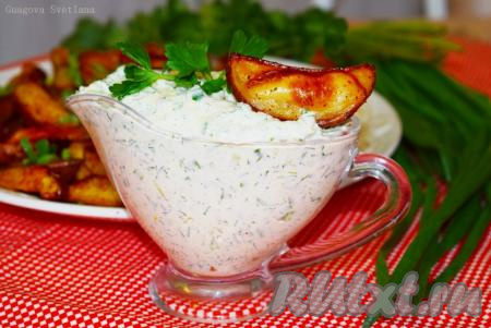 Сметанный соус с зеленью и чесноком