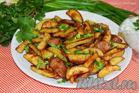 Картошка, запечённая дольками в кожуре в духовке