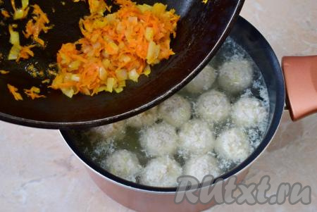 Когда картошка станет мягкой, выложите в кастрюлю обжаренные овощи и перемешайте.