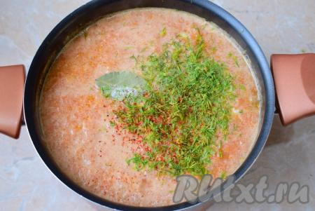 Для вкуса и аромата в суп с фрикадельками и помидорами добавьте лавровый лист, соль, любимые специи, измельчённый укроп, перемешайте, доведите до кипения, уменьшите огонь до среднего. Проварите 1-2 минуты и снимите с огня.