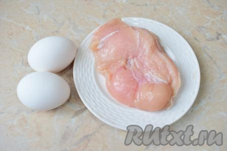 Прежде всего нужно отварить куриное филе и яйца. Куриное филе выложите в кастрюлю с водой, поставьте на огонь и отваривайте с момента закипания минут 25-30, подсолив. Яйца варите 7-8 минут после закипания воды, затем слейте горячую воду, а яйца залейте холодной водой и дайте им полностью остыть.