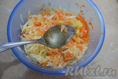 Заправьте салат растительным маслом.