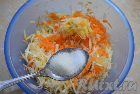 Посыпьте солью и сахаром.