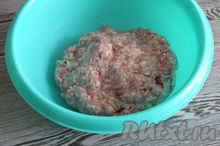 Очень хорошо перемешайте фарш и сырно-мясная начинка для пельменей готова. 