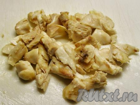 Остывшее куриное мясо отделяем от костей и нарезаем небольшими кусочками.