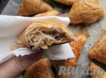 Правильная самса будет очень хрустящей снаружи и нежной, сочной, слоистой в середине.
