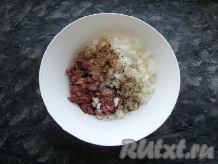 К баранине с луком всыпать соль, перец и кориандр, если любите, добавьте ещё и зиру (я не добавляла). Также добавить растительное масло (по желанию, можете использовать рубленный бараний жир).