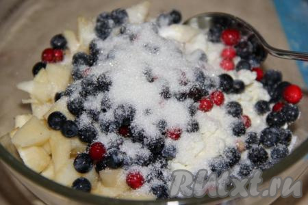 По желанию, к творогу с яблоками можно добавить ягоды (у меня свежие лесные ягоды, можно взять и замороженные). Всыпать сахар, можно добавить щепотку ванили и перемешать творожно-яблочную начинку для пирожков.