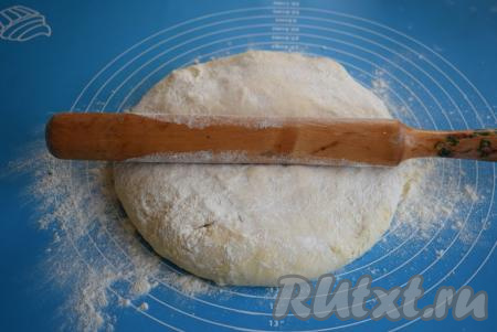 Присыпаем тесто 1-2 чайными ложками муки и раскатываем скалкой в пласт размером, приблизительно, 45 см на 60 см.