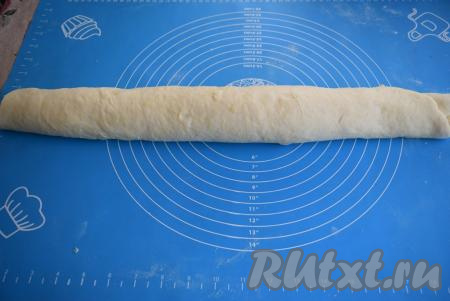 Сворачиваем наш пласт в рулет, начиная с широкой стороны.