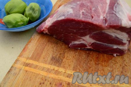 Сперва подготовьте соответствующий кусочек мяса, если оно заморожено, то разморозьте его. Я для запекания беру обычно шейную часть, так как там мясо с жирком и при запекании свинина получается сочной. Затем следует вымыть мясо и обсушить. Плоды киви очистить от кожуры.