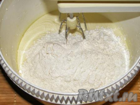 Всыпаем сухую смесь в чашу миксера и продолжаем перемешивать миксером ещё, примерно, 10 минут.