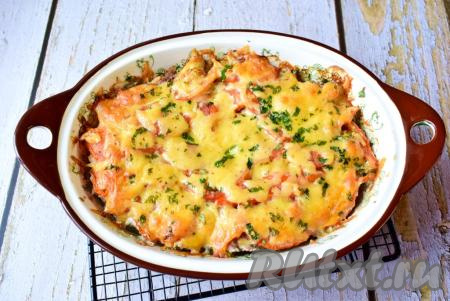 Картошка, запечённая с фаршем, помидорами и сыром в духовке
