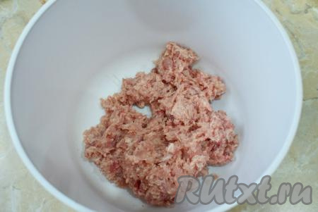 Для приготовления котлет измельчите куриное филе с помощью измельчителя (или пропустите его через мясорубку).