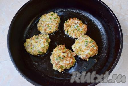 Жарьте котлеты из куриного филе с сыром на небольшом огне по 3-4 минуты с каждой стороны (до золотистого цвета).