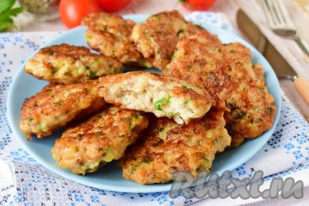 Вкусные, сочные и очень аппетитные куриные котлеты перекладываем со сковороды на блюдо и сразу подаём к столу! Дополните их любым гарниром или овощами.
