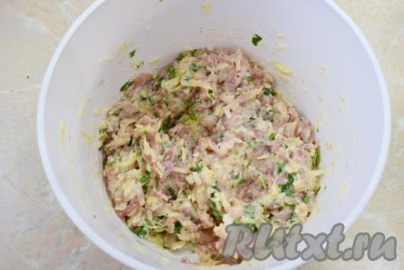 По вкусу добавьте соль и специи. Все ингредиенты куриного фарша перемешайте. Готовая котлетная масса будет достаточно густой.
