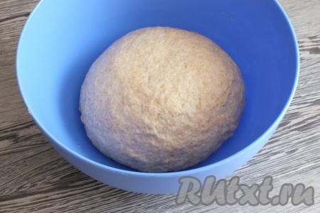 Готовое тесто должно получиться мягким, податливым, допускается очень незначительное прилипание к рукам. Округлите его и выложите в миску.