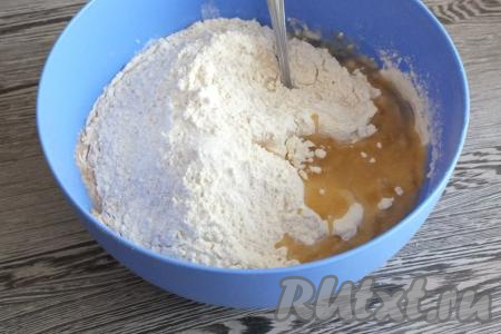 В чашу с оставшейся сывороткой добавьте дрожжевую смесь, соль, грамм 400 муки и растительное масло. 