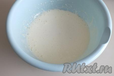 С помощью миксера взбейте содержимое миски в пышную, белую массу.