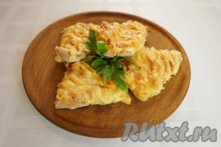 Отбивные из индейки с помидорами и сыром в духовке