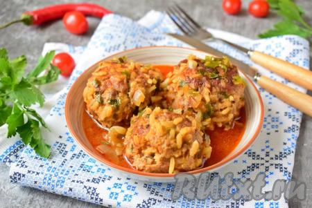 Ёжики из фарша с рисом в томатном соусе на сковороде